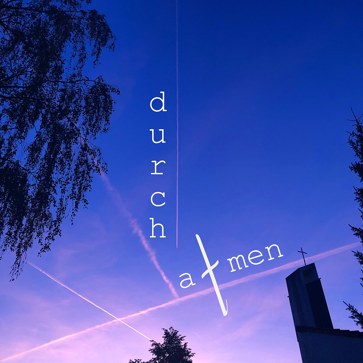 Cover des Podcast durcha(t)men mit der Shiloutte der Paul-Gerhardt-Kirche in Sennelager vor lila-blauem Abendhimmel auf dem Kondensstreifen ein Kreuz malen und der Überschrift "durcha(t)men auf dem Himmel